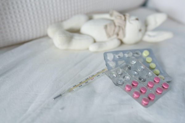 knuffel met medicijnen