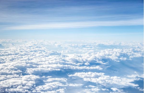 blauwe lucht met witte wolken