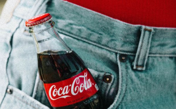 Harde kritiek Blokhuis op Coca-Cola vanwege voedselkeuzelogo