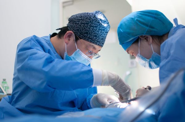 Chirurgen aan operatietafel