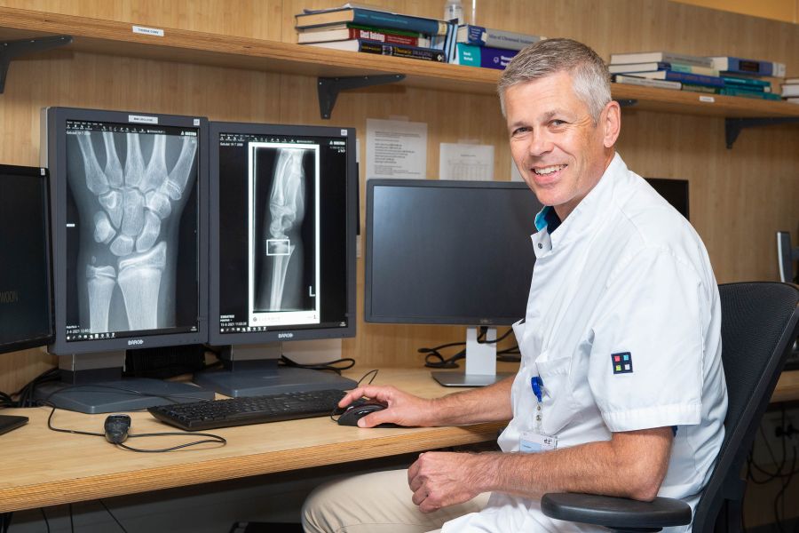 Prof. dr. Erik Ranschaert beoordeelt een breuk op een röntgenfoto