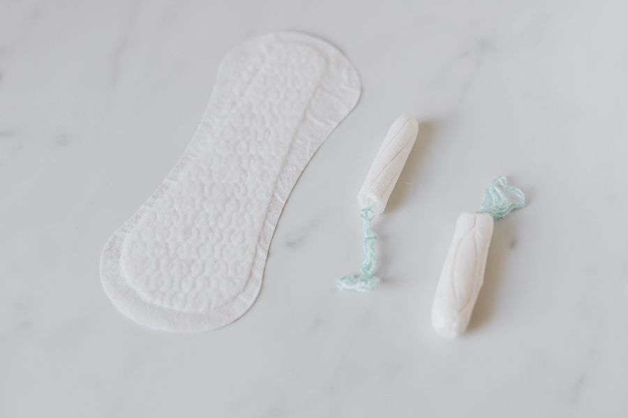 Menstruatieproducten op een witte marmeren achtergrond