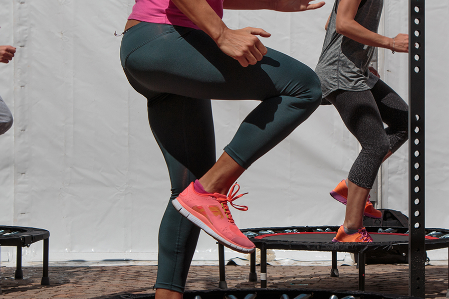 Spring je fit op een mini-trampoline
