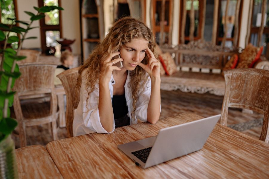 vrouw gestresst voor laptop