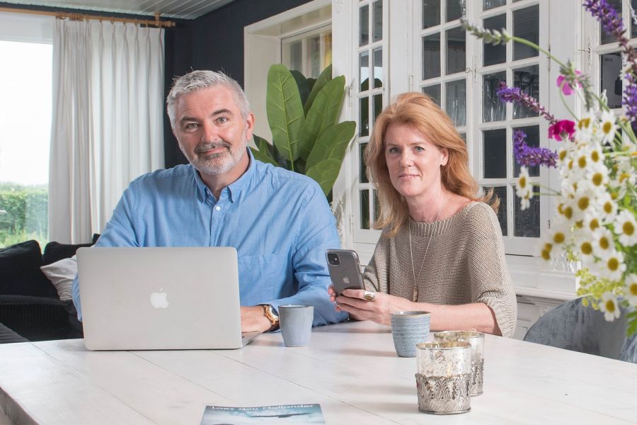 Twee personen aan tafel achter de laptop