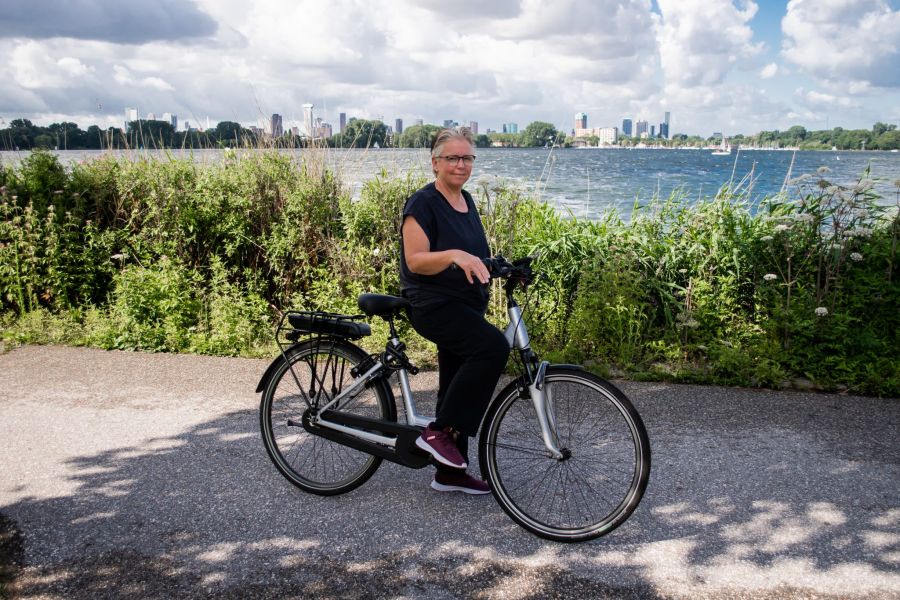 vrouw op fiets