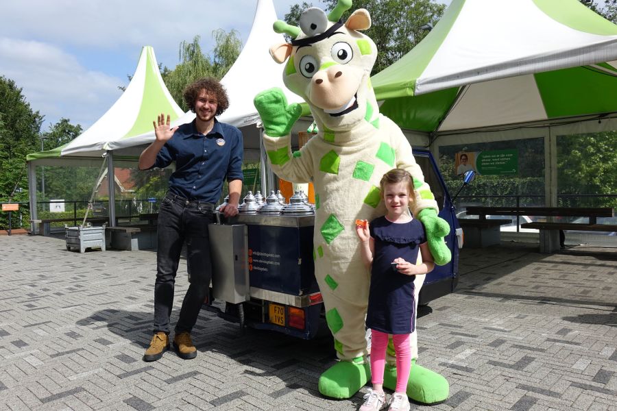 man en kleine meisje staan naast een eiskraampje