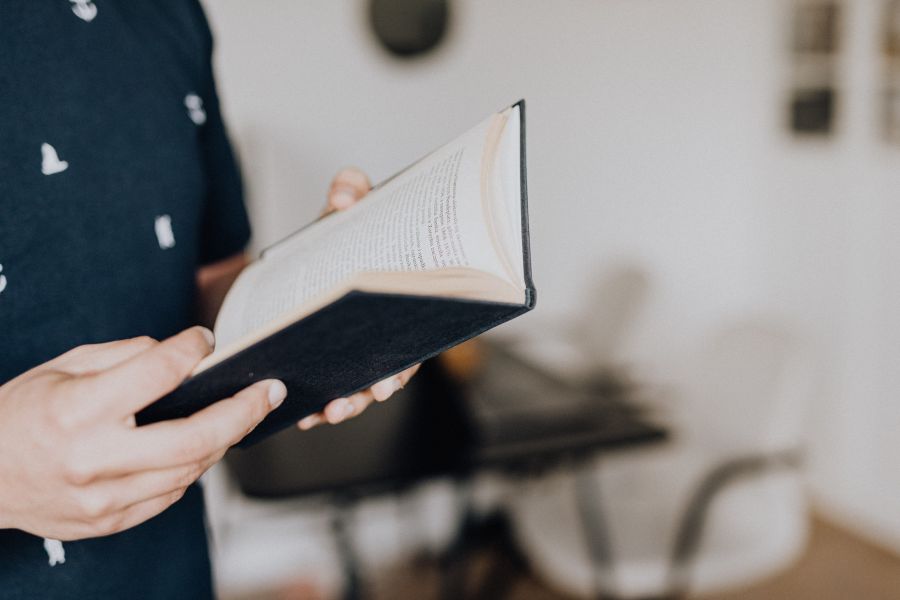 man met boek in zijn hand