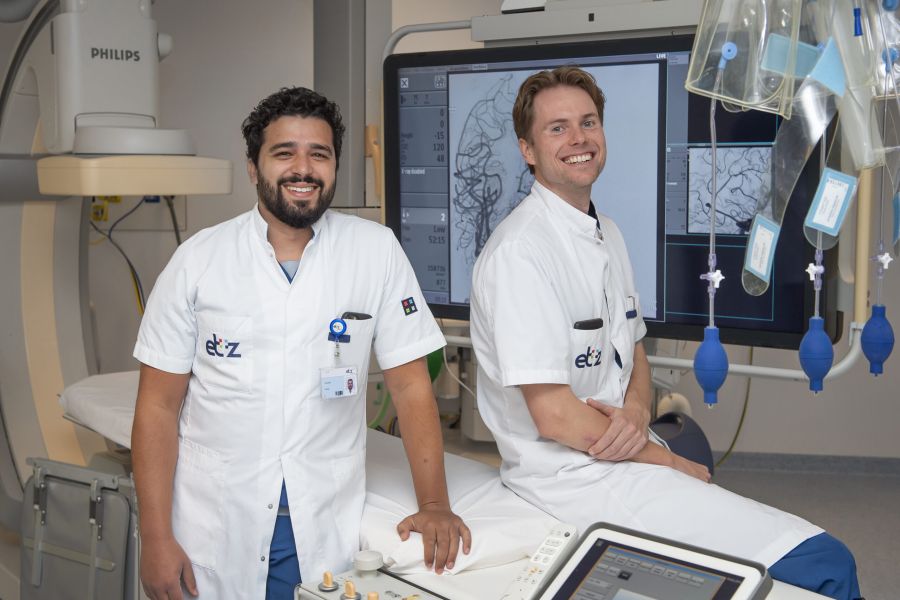 De radiologen Issam Boukrab (l.) en Hans Kortman zijn blij met de erkenning