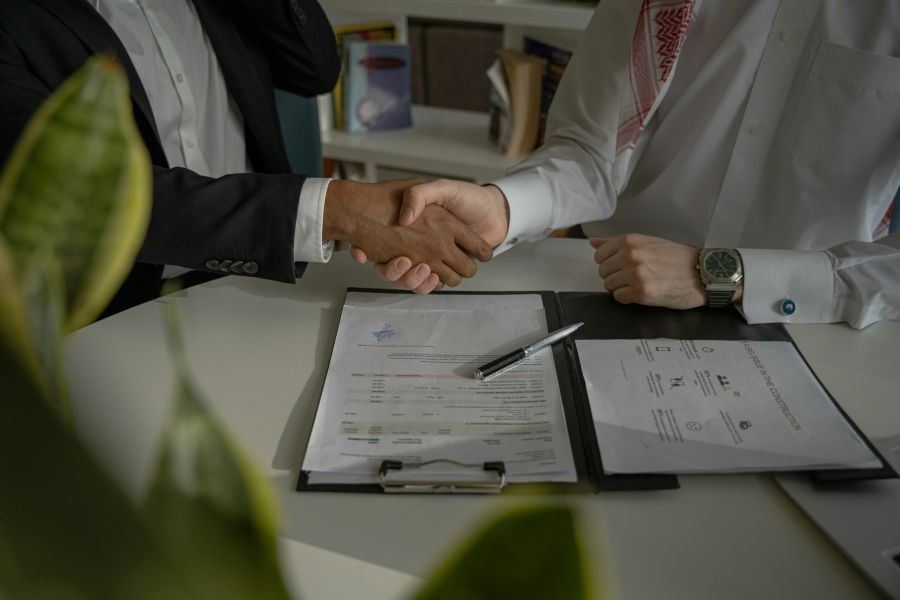 Vanaf 1 juli 2025 werkt Adrz op het gebied van pijngeneeskunde samen met Melius Klinieken. Met deze samenwerking wil Adrz de wachttijden verkorten, deze zorg voor de Zeeuwse patiënt behouden en de juiste zorg op de juiste plek aanbieden. Adrz en Melius Klinieken versterken hiermee de regionale pijnzorg en zetten een belangrijke stap naar betere patiënttoegang en continuïteit van zorg. Adrz heeft momenteel lange wachttijden voor de pijnzorg onder andere door een tekort aan pijnspecialisten. Om patiënten sneller te kunnen helpen, gaat Adrz deze samenwerking aan. Patiënten met minder complexe pijnklachten worden voortaan direct door de huisarts of andere verwijzer doorverwezen naar Melius Klinieken. Hierdoor ontstaat er binnen Adrz meer ruimte voor complexere zorgvragen. Bedrijfskundig manager van Adrz Mirjam van Schoonhoven is blij met deze samenwerking: “Hierdoor kunnen we de wachtlijsten verkorten en patiënten met meer complexe pijnzorgvragen sneller zien op de polikliniek van Adrz. We behouden het volledige pijnzorgaanbod voor onze patiënten en verbeteren de toegang tot passende zorg.” Huisartsen krijgen via het verwijsproces duidelijk inzicht in welke zorg bij Adrz en welke bij Melius Klinieken plaatsvindt. Rico Boone, general manager bij Melius Klinieken: “Wij werken graag mee aan sneller verwijzen. Er is niets vervelender dan langdurig rondlopen met pijn. Naast de directe verwijzing naar de juiste plek door de huisarts of andere aanbieder, kunnen beide instellingen, ook naar elkaar verwijzen voor passende zorg.”