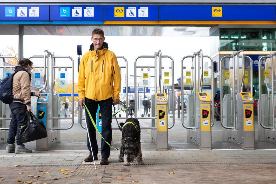 Oogvereniging, NS en ProRail vragen aandacht voor blinde en slechtziende reizigers op de Dag van de Witte Stok