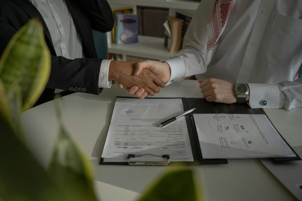 Vanaf 1 juli 2025 werkt Adrz op het gebied van pijngeneeskunde samen met Melius Klinieken. Met deze samenwerking wil Adrz de wachttijden verkorten, deze zorg voor de Zeeuwse patiënt behouden en de juiste zorg op de juiste plek aanbieden. Adrz en Melius Klinieken versterken hiermee de regionale pijnzorg en zetten een belangrijke stap naar betere patiënttoegang en continuïteit van zorg. Adrz heeft momenteel lange wachttijden voor de pijnzorg onder andere door een tekort aan pijnspecialisten. Om patiënten sneller te kunnen helpen, gaat Adrz deze samenwerking aan. Patiënten met minder complexe pijnklachten worden voortaan direct door de huisarts of andere verwijzer doorverwezen naar Melius Klinieken. Hierdoor ontstaat er binnen Adrz meer ruimte voor complexere zorgvragen. Bedrijfskundig manager van Adrz Mirjam van Schoonhoven is blij met deze samenwerking: “Hierdoor kunnen we de wachtlijsten verkorten en patiënten met meer complexe pijnzorgvragen sneller zien op de polikliniek van Adrz. We behouden het volledige pijnzorgaanbod voor onze patiënten en verbeteren de toegang tot passende zorg.” Huisartsen krijgen via het verwijsproces duidelijk inzicht in welke zorg bij Adrz en welke bij Melius Klinieken plaatsvindt. Rico Boone, general manager bij Melius Klinieken: “Wij werken graag mee aan sneller verwijzen. Er is niets vervelender dan langdurig rondlopen met pijn. Naast de directe verwijzing naar de juiste plek door de huisarts of andere aanbieder, kunnen beide instellingen, ook naar elkaar verwijzen voor passende zorg.”