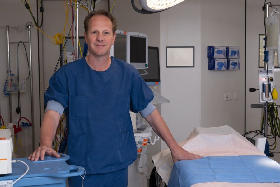 Kees van der Vlies, trauma- en brandwondenchirurg in het Brandwondencentrum van het Maasstad Ziekenhuis en associate professor