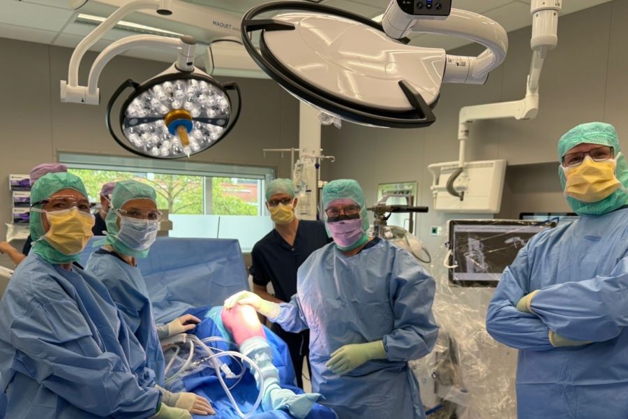 Orthopedie Ziekenhuis Gelderse Vallei plaatst halve knieprothese met Velys-robot: primeur in Nederland