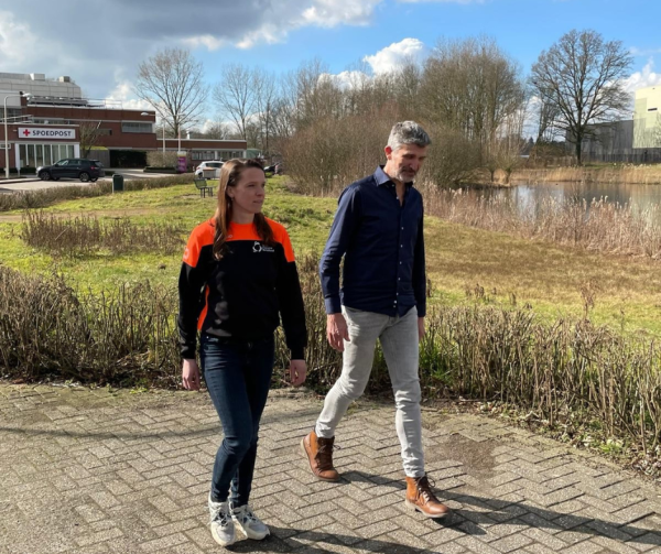 Bewegen is essentieel voor een goede gezondheid, maar helaas niet altijd vanzelfsprekend. Daarom gaat in maart bij Streekziekenhuis Koningin Beatrix (SKB) de regionale beweegmakelaar van start: een gratis aanspreekpunt voor inwoners van de Achterhoek die behoefte hebben aan passend beweegadvies. Dit initiatief wordt mogelijk gemaakt door Menzis, Achterhoekse gemeenten, Achterhoek in Beweging, Regionale Samenwerking Sociaal Domein Achterhoek en het SKB, en helpt iedereen die wil bewegen, maar niet weet waar te beginnen. "Veel mensen denken dat een chronische ziekte, ouderdom of een beperking hen tegenhoudt om actief te blijven. Maar beweging is voor iedereen mogelijk, soms is een kleine aanpassing al genoeg. Wij helpen graag om de juiste vorm van beweging te vinden die past bij iemands situatie," zegt John Willemsen, beweegmakelaar in het SKB. Sneller herstel Beweging helpt niet alleen ziekten te voorkomen, maar ook te herstellen na ziekte of een medische behandeling. "Elke dag zien we in het ziekenhuis hoe beweging het herstel kan versnellen en problemen na een opname kan verminderen. Of het nu gaat om een operatie, een chronische ziekte of een andere gezondheidsuitdaging, in beweging blijven helpt," vertelt Anoek Forkink, verpleegkundig specialist neurologie in het SKB. Gezamenlijke inzet in de regio Menzis werkt samen met regionale partners om beweging voor álle inwoners mogelijk te maken. "We willen dat mensen grip houden op hun gezondheid, ook als bewegen niet vanzelfsprekend is. Door de krachten te bundelen met Menzis, Achterhoekse gemeenten, Achterhoek in Beweging, Regionale Samenwerking Social Domein Achterhoek en het SKB, garanderen we dat iedereen de ondersteuning krijgt die hij of zij nodig heeft. Beweging heeft niet alleen lichamelijke voordelen, maar helpt ook mentaal en sociaal. Dit initiatief past perfect binnen ons regioplan om de gezondheid van Oost-Achterhoek te versterken," aldus Linda van der Putten, Strategisch Adviseur Gezondheidsmanagement bij Menzis. Gratis advies De beweegmakelaar is er voor alle inwoners van de regio, met of zonder verwijzing van een zorgverlener. Hier zijn geen kosten aan verbonden. Vanaf dinsdag 11 maart kunnen geïnteresseerden contact opnemen met de beweegmakelaar via beweegmakelaar@sportfederatieberkelland.nl voor een persoonlijk gesprek en advies op maat.