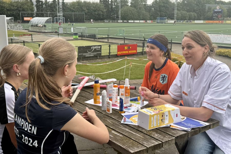 Ziekenhuis VieCuri deelt zonnebrandcrème uit aan hockey en atletiek in Noord-Limburg