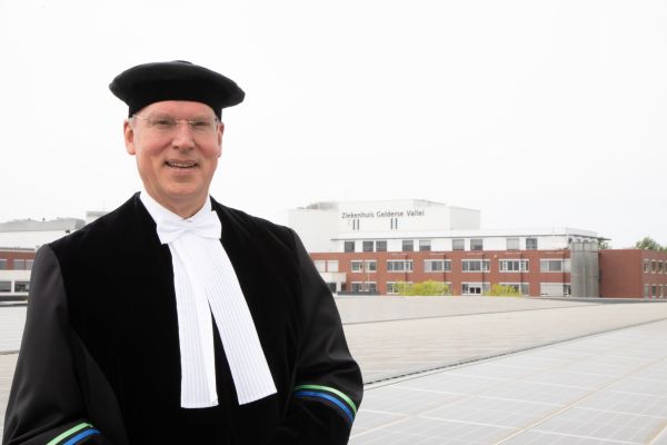 Buitengewoon hoogleraarschap Arthur van Zanten verlengd