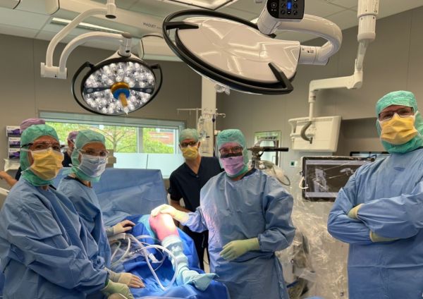 Orthopedie Ziekenhuis Gelderse Vallei plaatst halve knieprothese met Velys-robot: primeur in Nederland