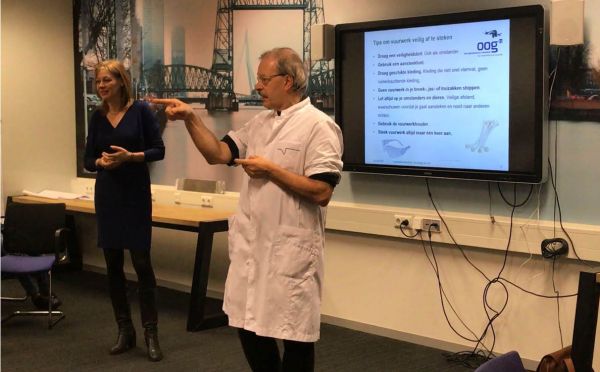 Wethouder en oogarts geven vuurwerkles aan Rotterdamse jeugd