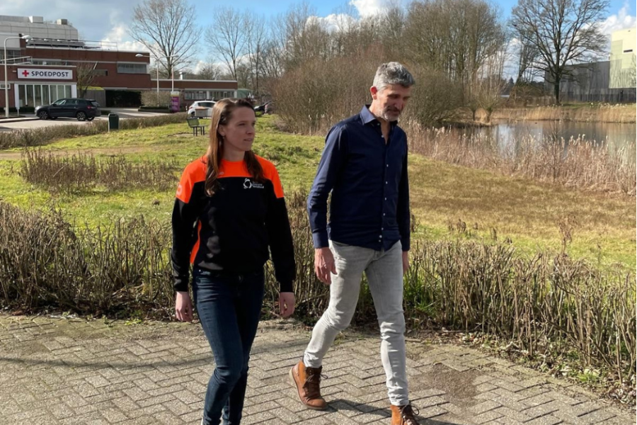 Bewegen is essentieel voor een goede gezondheid, maar helaas niet altijd vanzelfsprekend. Daarom gaat in maart bij Streekziekenhuis Koningin Beatrix (SKB) de regionale beweegmakelaar van start: een gratis aanspreekpunt voor inwoners van de Achterhoek die behoefte hebben aan passend beweegadvies. Dit initiatief wordt mogelijk gemaakt door Menzis, Achterhoekse gemeenten, Achterhoek in Beweging, Regionale Samenwerking Sociaal Domein Achterhoek en het SKB, en helpt iedereen die wil bewegen, maar niet weet waar te beginnen. "Veel mensen denken dat een chronische ziekte, ouderdom of een beperking hen tegenhoudt om actief te blijven. Maar beweging is voor iedereen mogelijk, soms is een kleine aanpassing al genoeg. Wij helpen graag om de juiste vorm van beweging te vinden die past bij iemands situatie," zegt John Willemsen, beweegmakelaar in het SKB. Sneller herstel Beweging helpt niet alleen ziekten te voorkomen, maar ook te herstellen na ziekte of een medische behandeling. "Elke dag zien we in het ziekenhuis hoe beweging het herstel kan versnellen en problemen na een opname kan verminderen. Of het nu gaat om een operatie, een chronische ziekte of een andere gezondheidsuitdaging, in beweging blijven helpt," vertelt Anoek Forkink, verpleegkundig specialist neurologie in het SKB. Gezamenlijke inzet in de regio Menzis werkt samen met regionale partners om beweging voor álle inwoners mogelijk te maken. "We willen dat mensen grip houden op hun gezondheid, ook als bewegen niet vanzelfsprekend is. Door de krachten te bundelen met Menzis, Achterhoekse gemeenten, Achterhoek in Beweging, Regionale Samenwerking Social Domein Achterhoek en het SKB, garanderen we dat iedereen de ondersteuning krijgt die hij of zij nodig heeft. Beweging heeft niet alleen lichamelijke voordelen, maar helpt ook mentaal en sociaal. Dit initiatief past perfect binnen ons regioplan om de gezondheid van Oost-Achterhoek te versterken," aldus Linda van der Putten, Strategisch Adviseur Gezondheidsmanagement bij Menzis. Gratis advies De beweegmakelaar is er voor alle inwoners van de regio, met of zonder verwijzing van een zorgverlener. Hier zijn geen kosten aan verbonden. Vanaf dinsdag 11 maart kunnen geïnteresseerden contact opnemen met de beweegmakelaar via beweegmakelaar@sportfederatieberkelland.nl voor een persoonlijk gesprek en advies op maat.