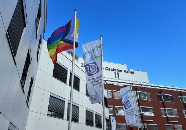Ziekenhuis Gelderse Vallei hijst diversiteitsvlag: ‘Iedereen moet zich welkom voelen’