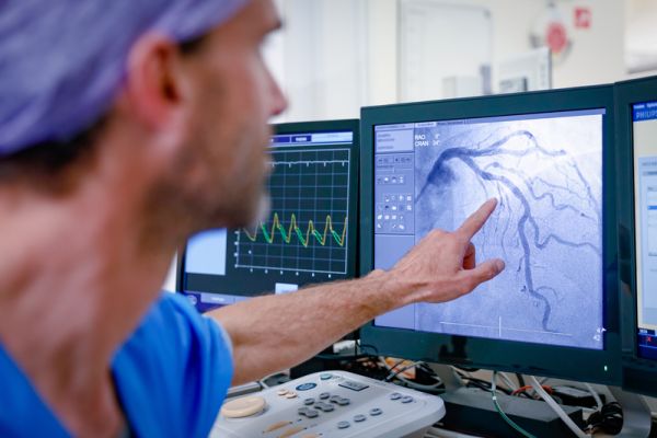 Bij hartinfarct is direct dotteren van andere bloedvaten niet altijd nodig