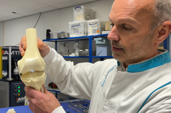 Eerste patiënt krijgt buitenmeniscus van kunststof