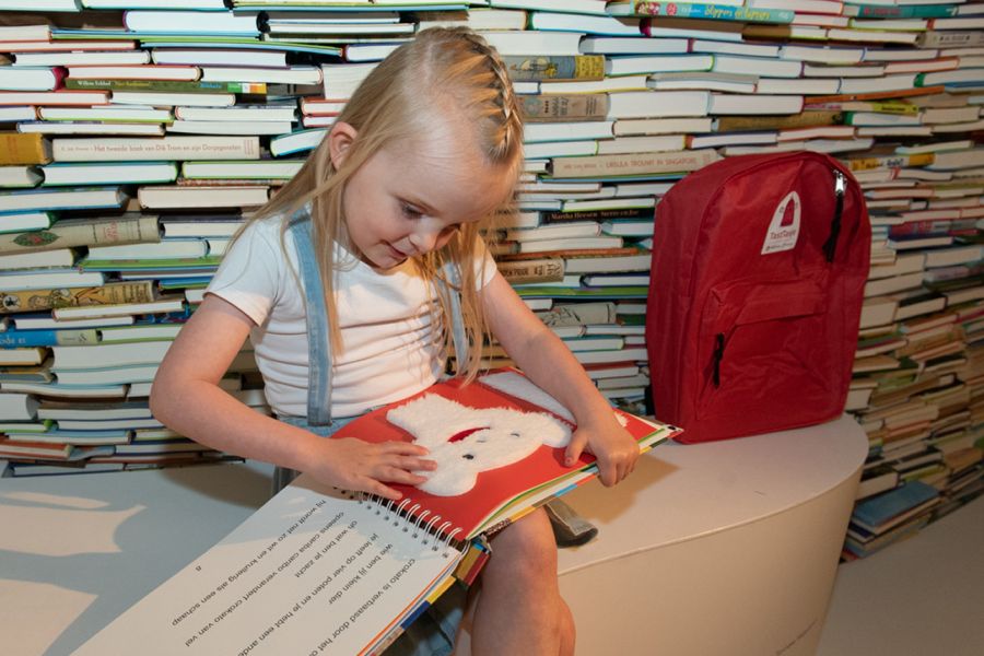 Eerste TastTasje voor jonge blinde en slechtziende kinderen uitgereikt!