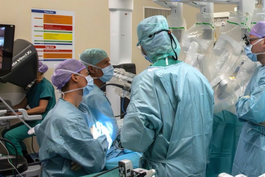 Nederlandse primeur: Eerste robot-geassisteerde operatie bij levende leverdonor in UMCG