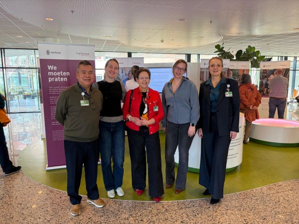 Fototentoonstelling ‘We moeten praten’ geopend