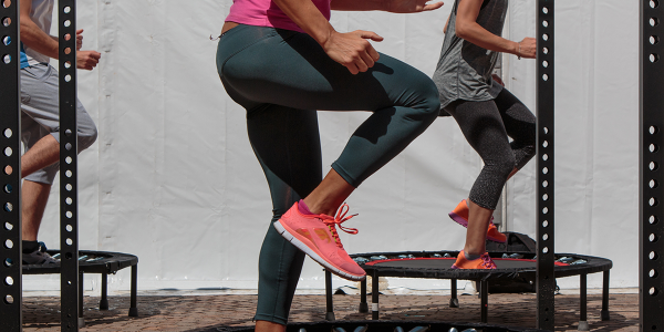 Spring je fit op een mini-trampoline