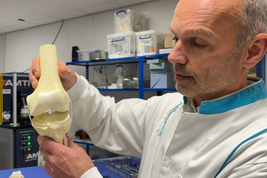 Eerste pati&euml;nt krijgt buitenmeniscus van kunststof