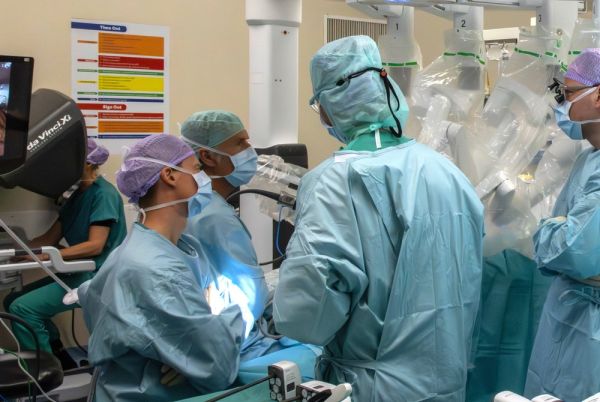 Nederlandse primeur: Eerste robot-geassisteerde operatie bij levende leverdonor in UMCG