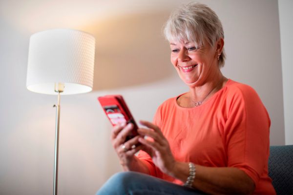 vrouw aan de telefoon