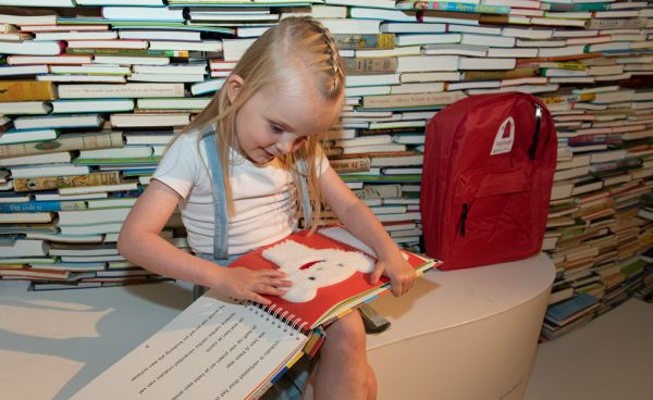 Eerste TastTasje voor jonge blinde en slechtziende kinderen uitgereikt!
