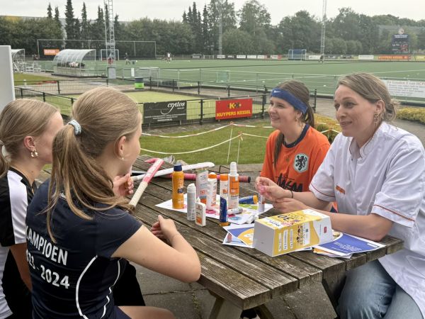 Ziekenhuis VieCuri deelt zonnebrandcrème uit aan hockey en atletiek in Noord-Limburg